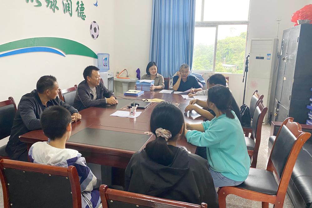 岳池县关工委到龙孔镇关心慰问困难学生