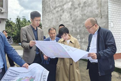 岳池县新民河县级河长节后带队开展巡河调研