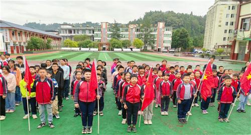 巴州区金碑小学开展主题队日活动