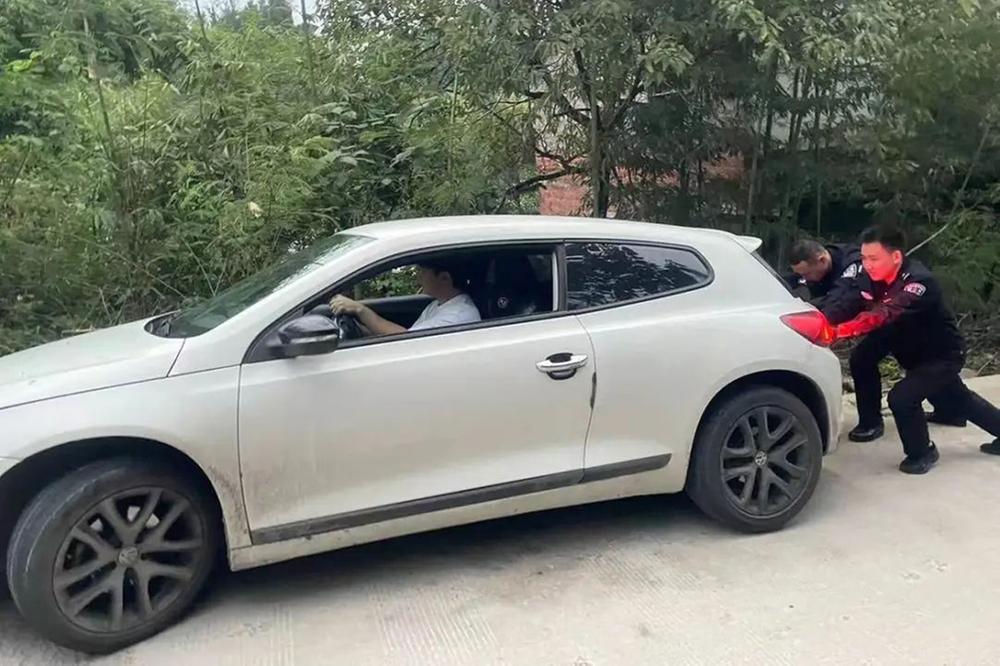 邻水县：狭路让车掉深沟 民警偶遇伸援手