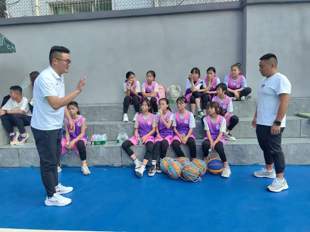 “蓝”下精彩 通江三小女子篮球队获全县小学女子组冠军