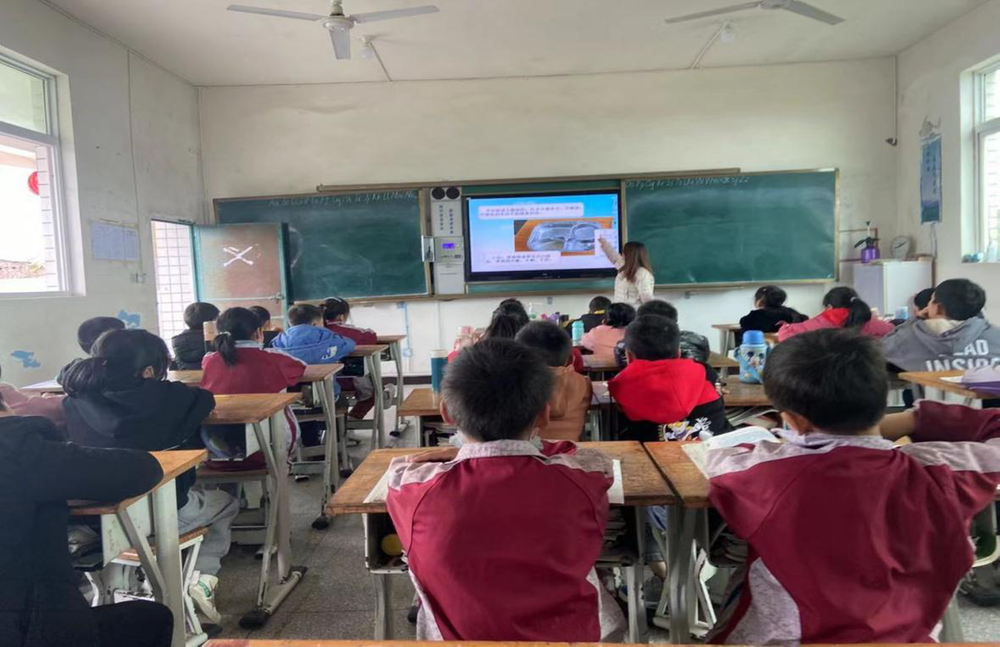 南江县下两镇东垭小学开展“光盘行动”教育活动