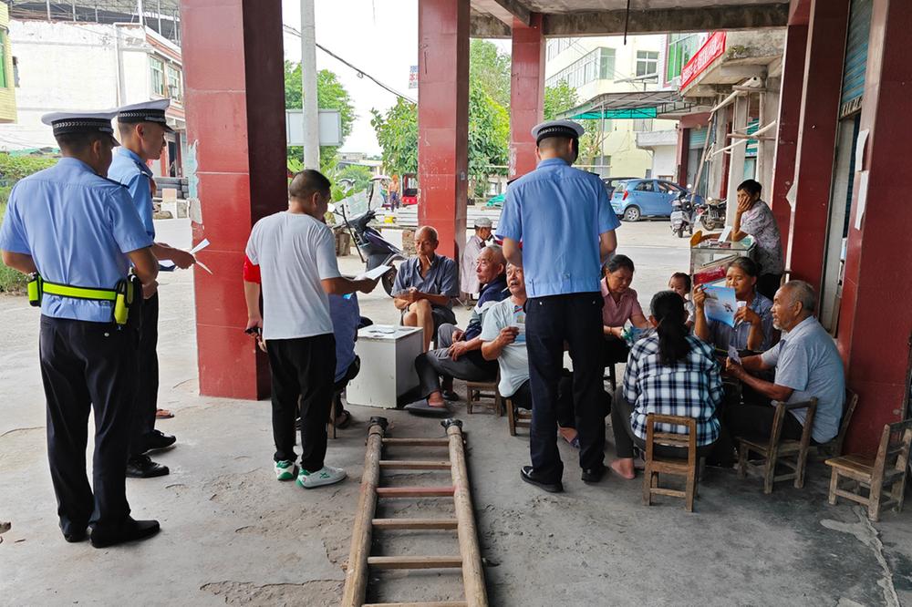 邻水县：交警联合村干部  走村入户抓宣传