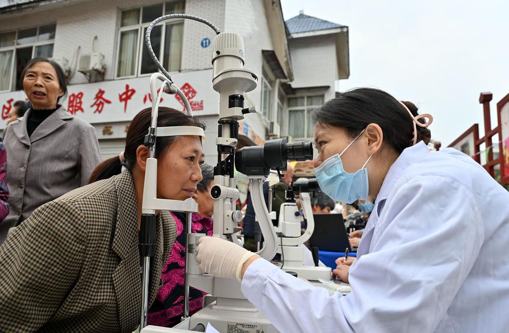 东兴区：爱在金秋 情暖重阳