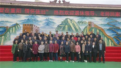 南江县正直镇小学邀请退休教师重返校园共度重阳节