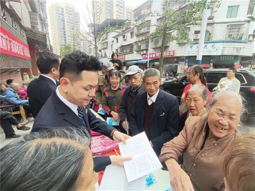 广安经开区奎阁街道开展“九九重阳节，浓浓敬老情”普法宣传活动