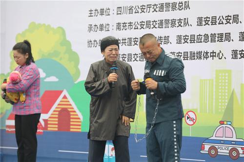 文化活动搭台 交通安全入心