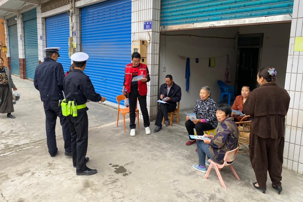 邻水县：交警联合劝导员  进村入户抓宣传