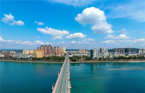 洪雅县：深化河湖长制 护航山青水长