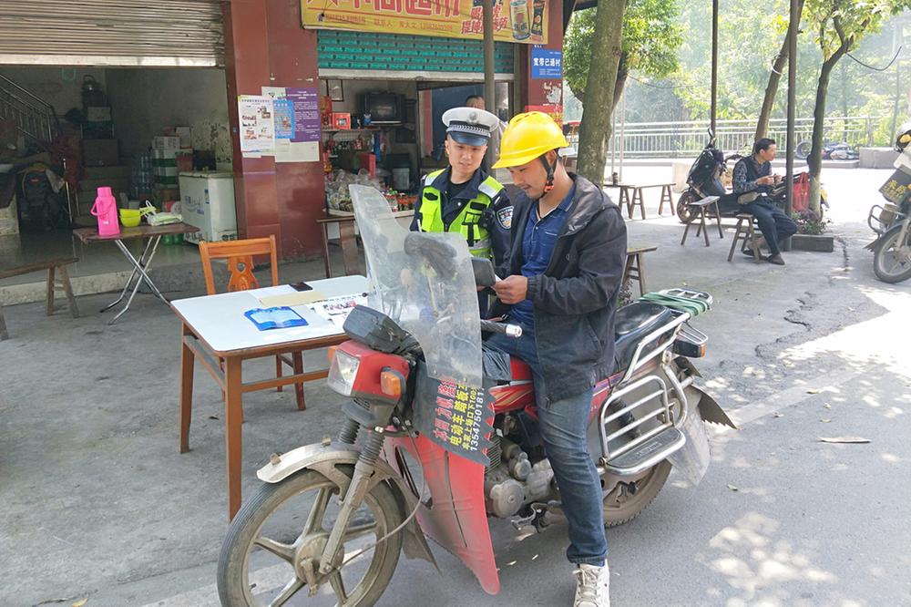 邻水县：交警开展进城务工人员交通安全宣传教育活动