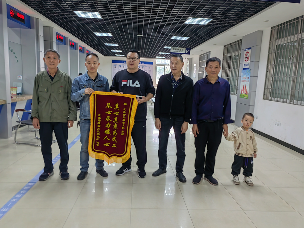 武胜县：为民讨薪暖人心 锦旗相送馈温情