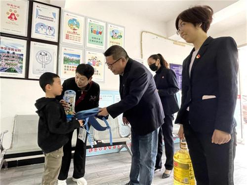 华蓥市发投集团：党员干部进乡村 真情慰问暖人心