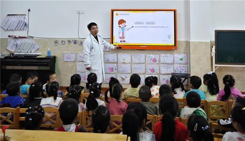 华西广安医院到广安区穿石镇中心幼儿园走访慰问