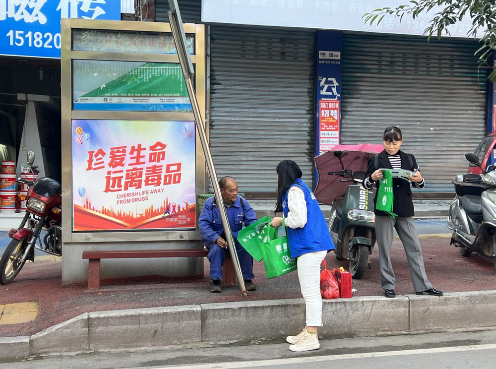 石垭镇开展“坚决打赢新时代禁毒人民战争”禁毒宣传活动