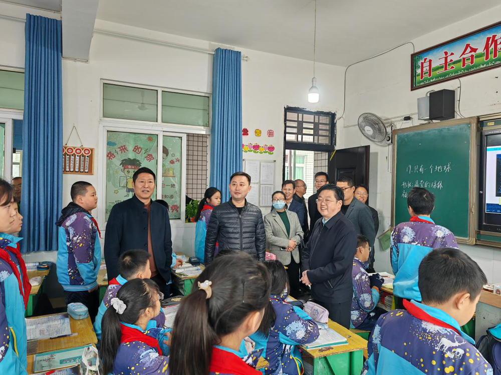 南江县委领导赴文庙小学调研青少年视力健康状况