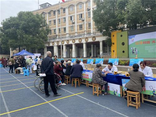 青神县：服务群众“零距离” 专家“组团”进社区