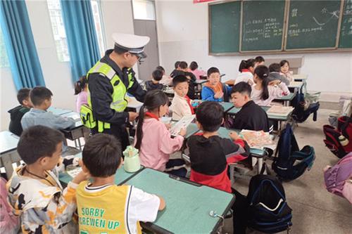 邻水县：交警针对“一老一小”群体开展宣传