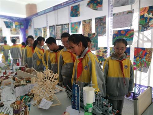 威远县第三十八届青少年科技创新大赛现场展评活动成功举行