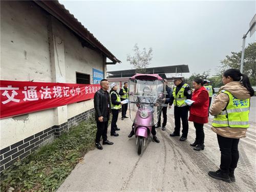 简阳市平泉街道开展冬季交通安全奋战100天巡回宣传活动