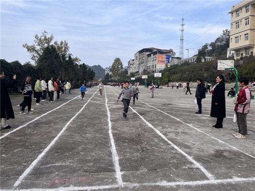 南江县八庙镇小学举行2023年秋季运动会