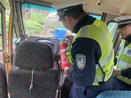 眉山天府新区公安分局严把车辆“体检关”