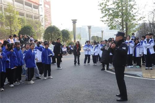 巴州区人民检察院、巴州区公安分局到巴中市高级中学联合开展反恐防暴知识宣讲和演练活动