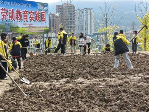 通江县职业高级中学劳动实践园开园啦！