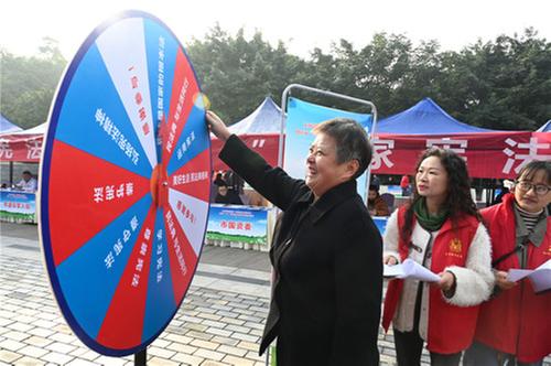 内江市开展“国家宪法日”现场集中法治宣传活动