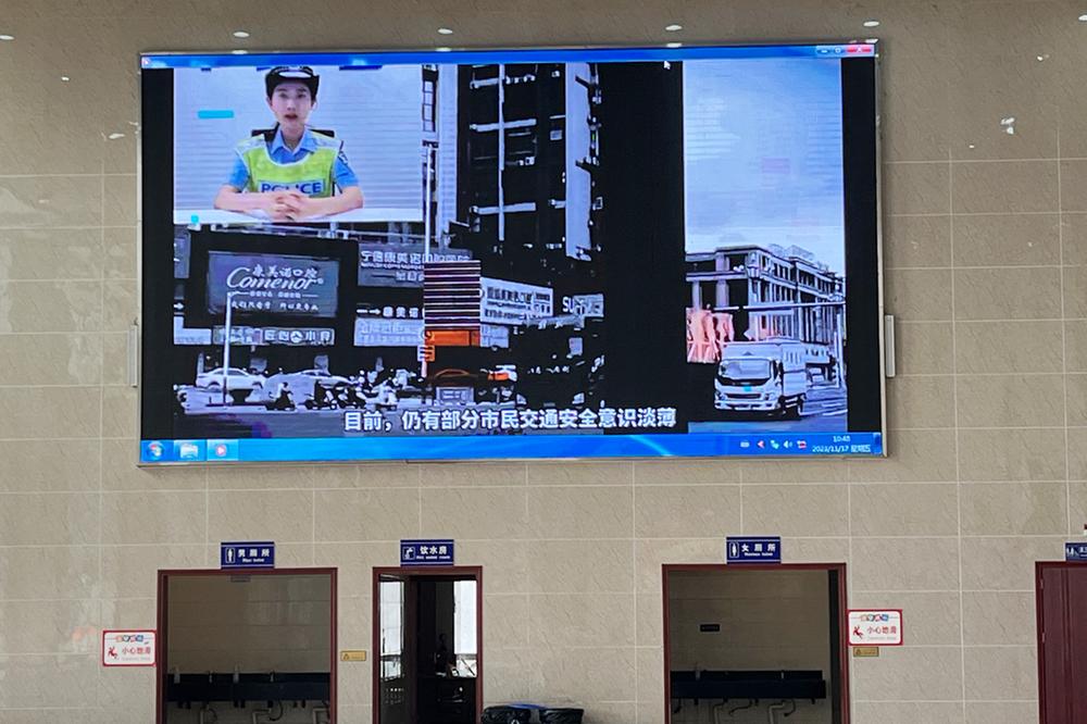 邻水县交警大队深入客运场站候车大厅播放交通安全警示片