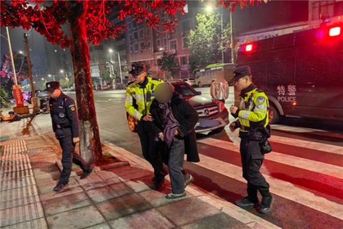华蓥公安：寒冬中的守护者 帮助迷路老人安全回家