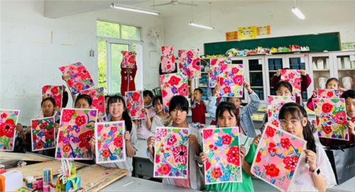 南江县断渠活动站开展美术兴趣组“创意水粉”主题活动