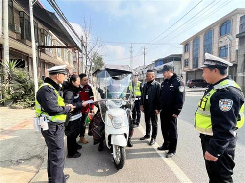  简阳市平泉街道整治交通秩序 守护岁末年初道路平安