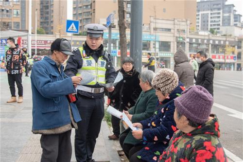 简阳公安交警开展道路交通安全进社区主题宣传活动