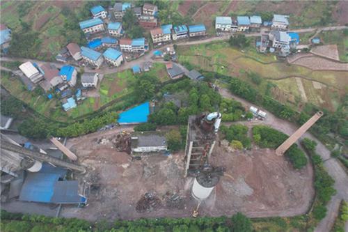 华蓥市宏云建材公司旧生产线主体建筑成功爆破拆除