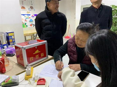 仁寿县：网格员协助小区业委会换届工作