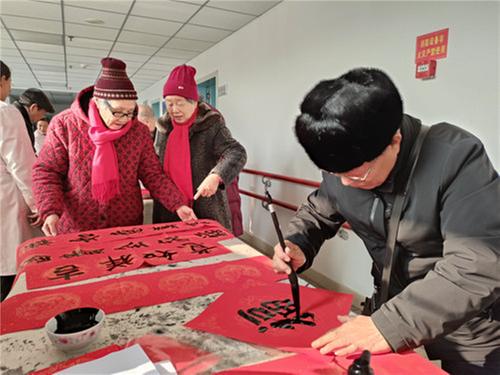 内江市军休所举办“纪念毛泽东同志诞辰130周年”书画展