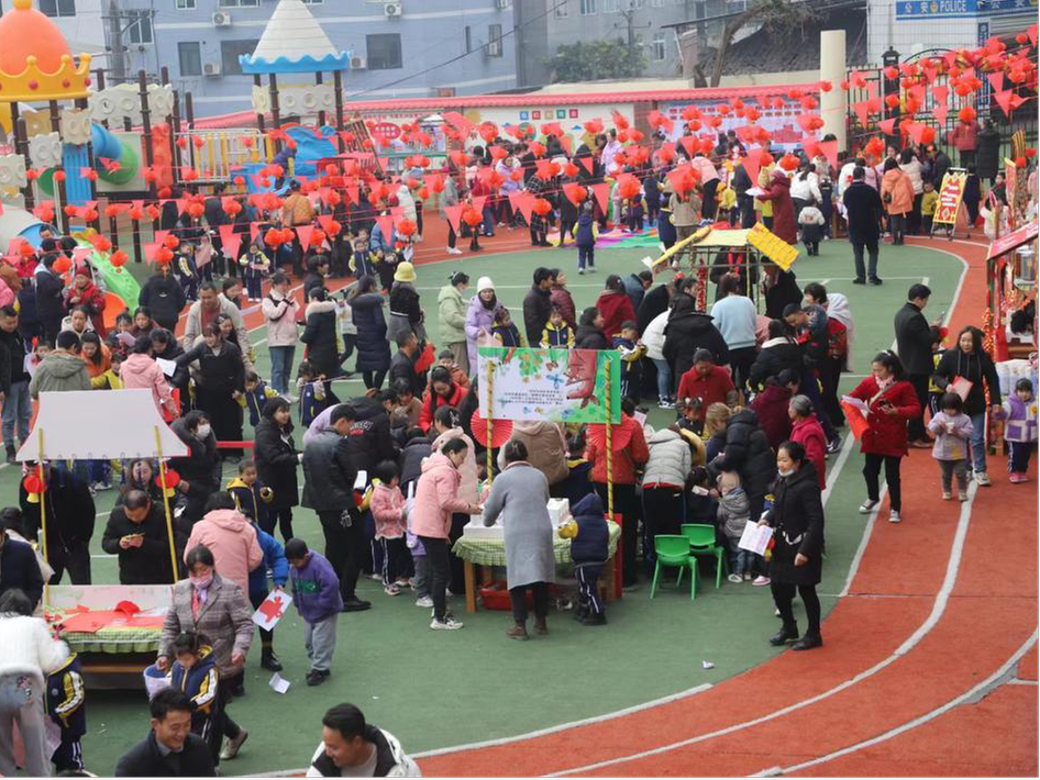 南江县下两镇中心幼儿园多形式庆元旦