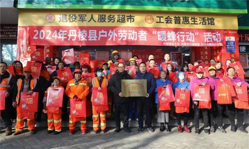 丹棱县：建好户外“避风港” 擦亮城市“温度计”