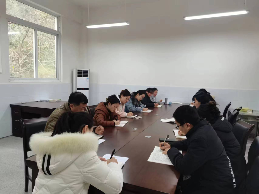 巴州区店子小学召开中小学毕业班工作专题会