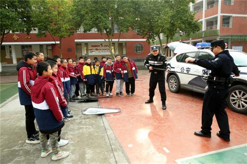 广安区：公安110  为民守安宁