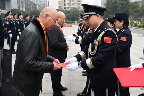 内江市：重温入警誓词 庆祝中国人民警察节