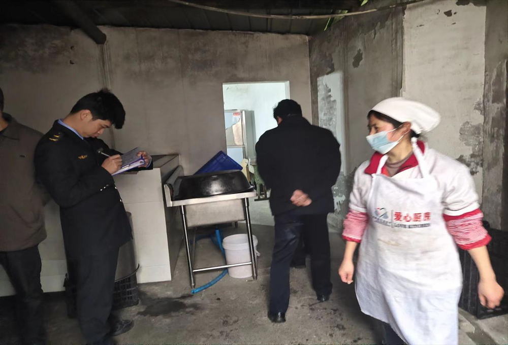 南江县下两镇东垭小学开展学校食堂专项检查