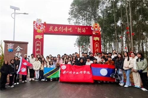 乐山举办“我在剑峰吃‘刨汤’”2024首届年猪文化活动