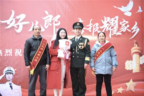 邻水县：甘建超荣立“一等功” 共庆荣耀时刻