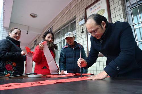 东兴区：“四下乡”活动暖民心