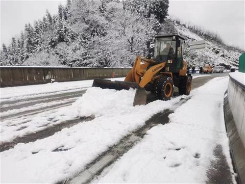 洪雅县：寒潮来袭 全员行动保畅通