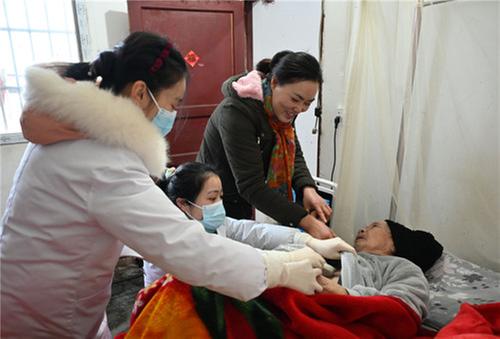 东兴区：“健康敲门”迎新春