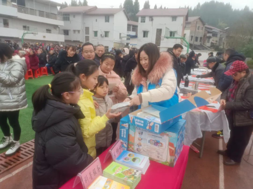 顺庆区开展文化科技卫生“三下乡”活动