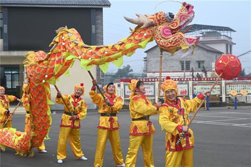 东兴区：排练舞龙迎新春