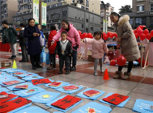 纳溪区开展爱心集市活动